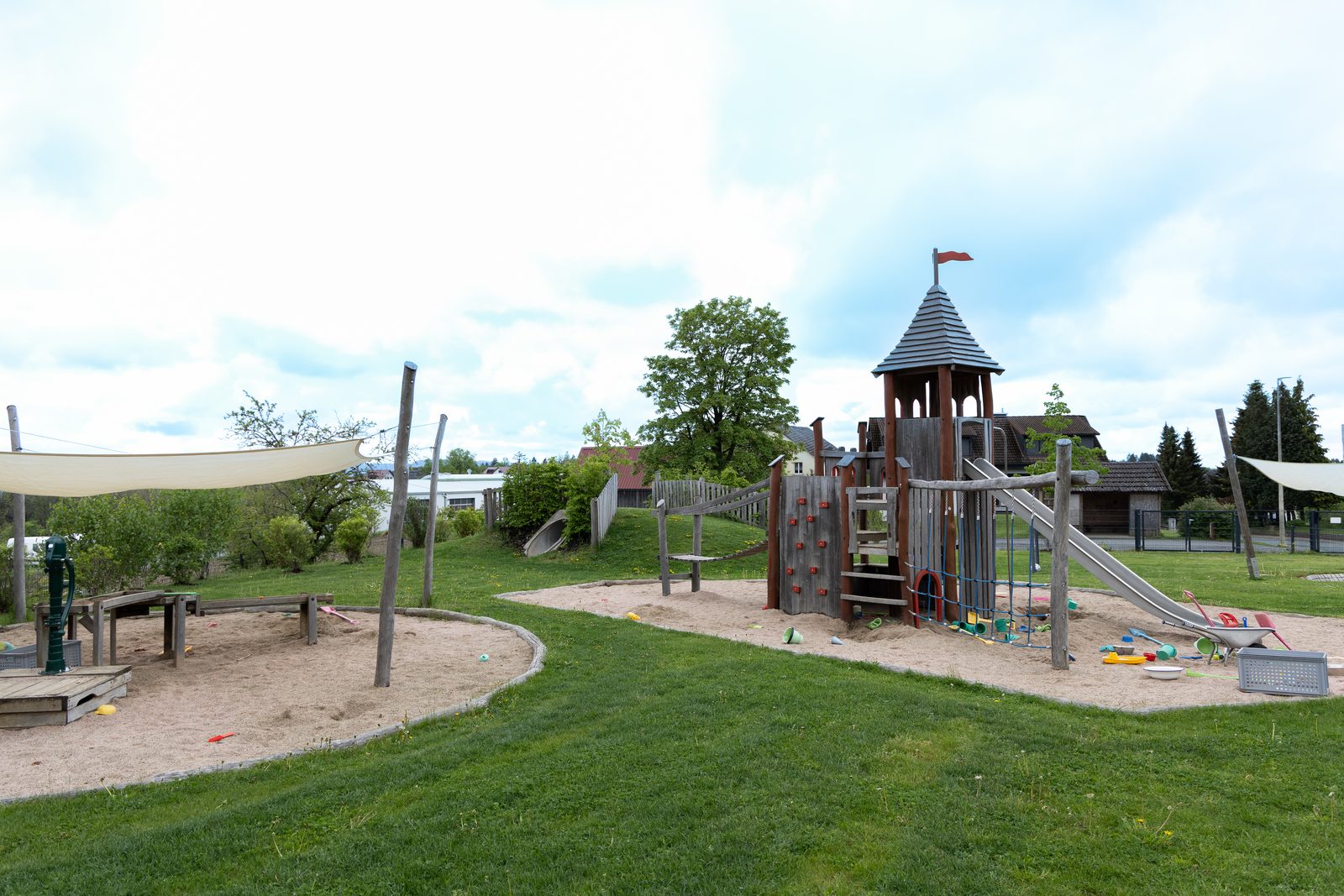 Sandkasten und Spielturm mit Rutsche
