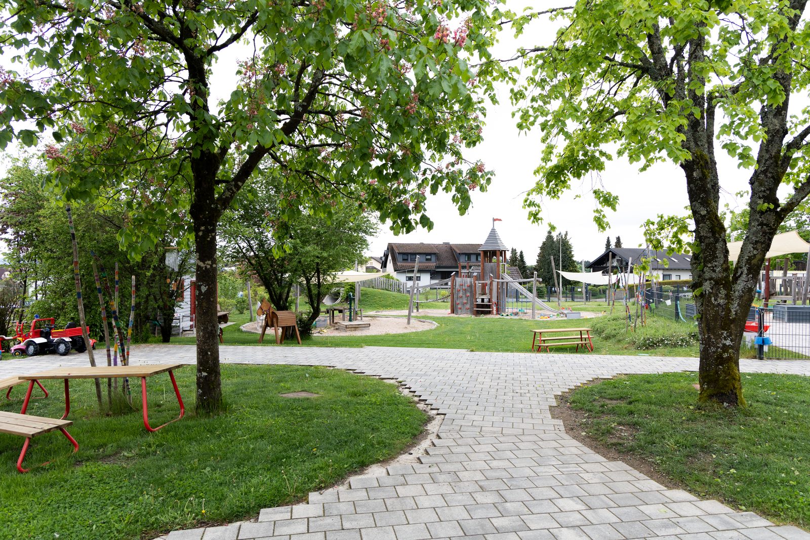 Gartenweg unter großen Bäumen