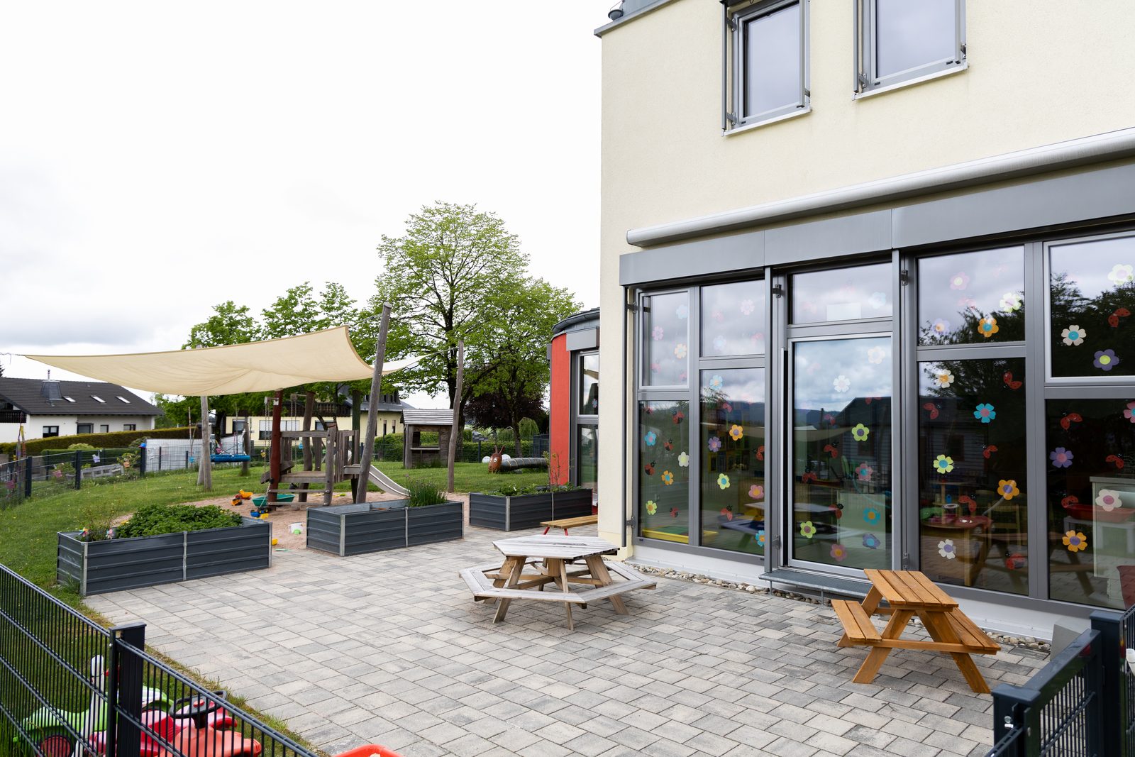 Terrasse mit Hochbeeten und Sitzgruppen