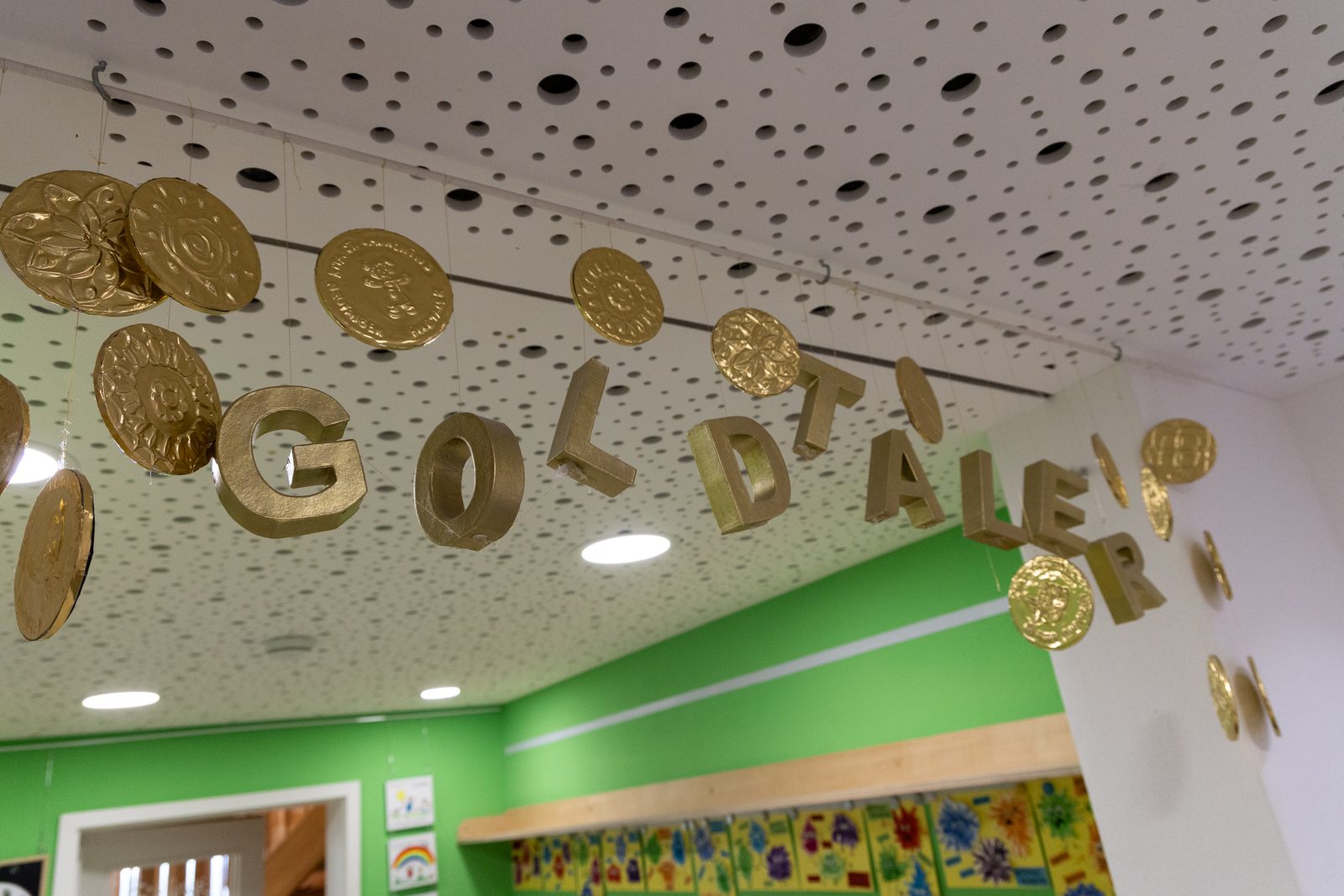 Goldtaler an der Decke