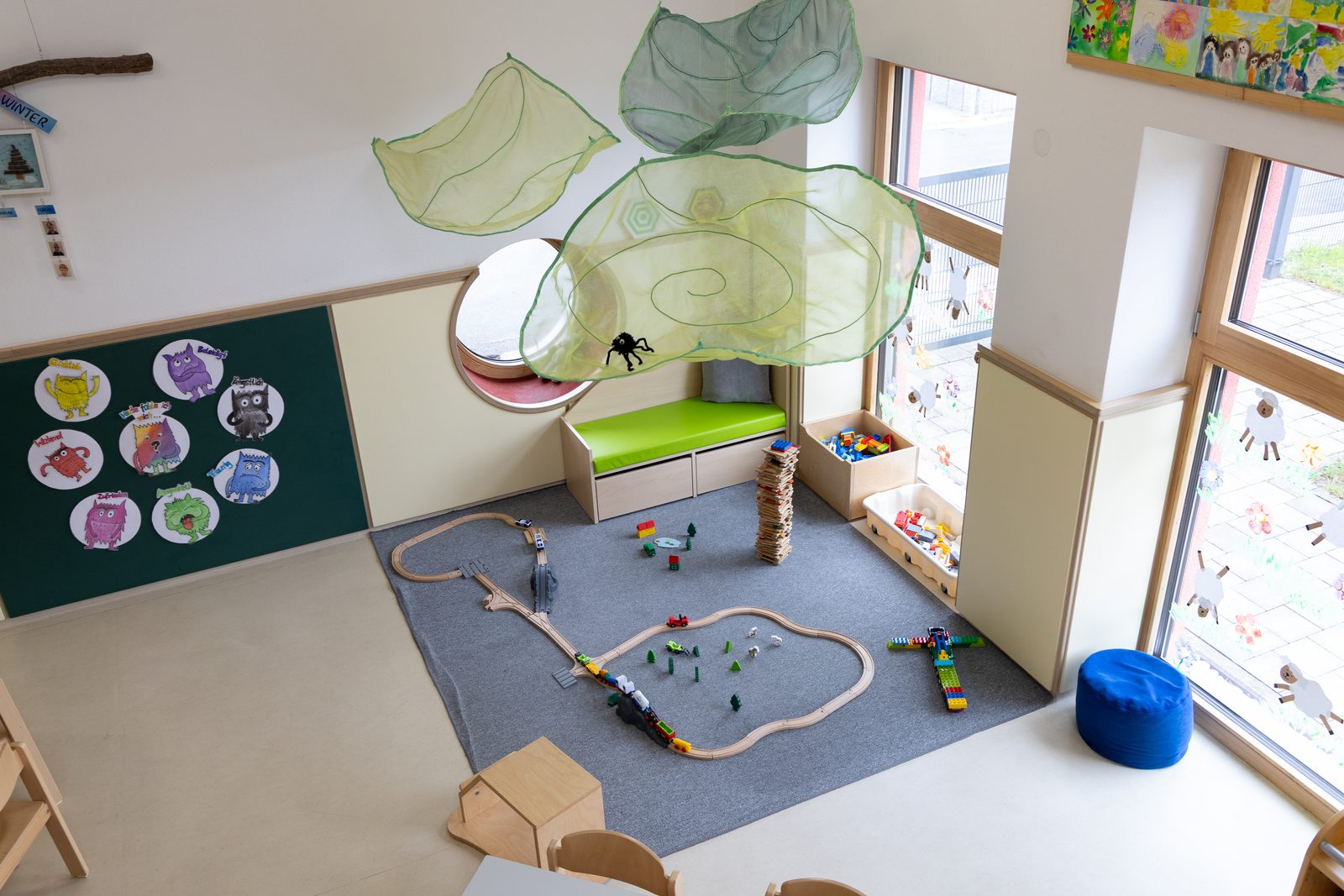 Bauteppich mit Holzeisenbahn
