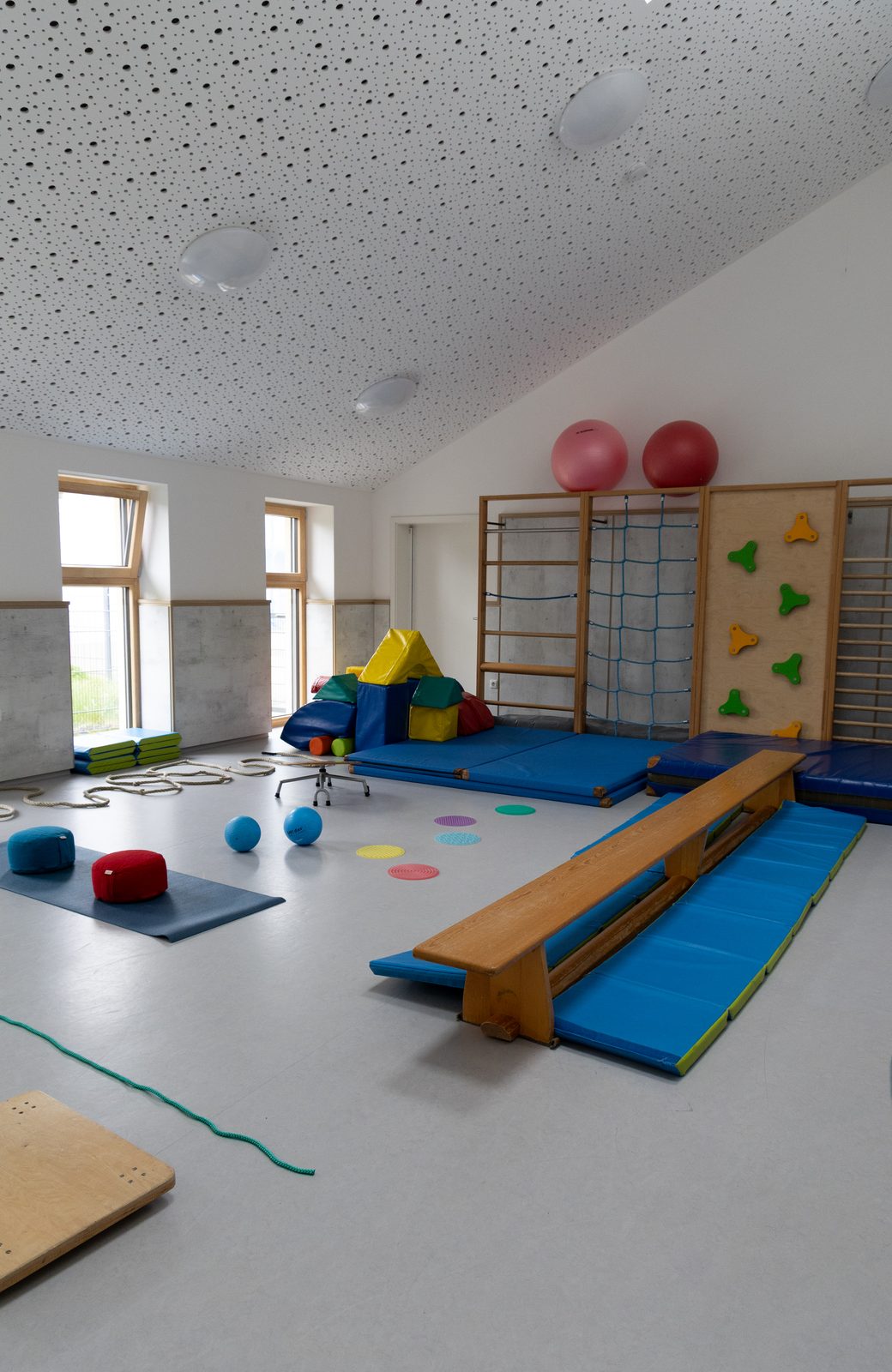 Sprossenwand, Kletterwand und Turnbank