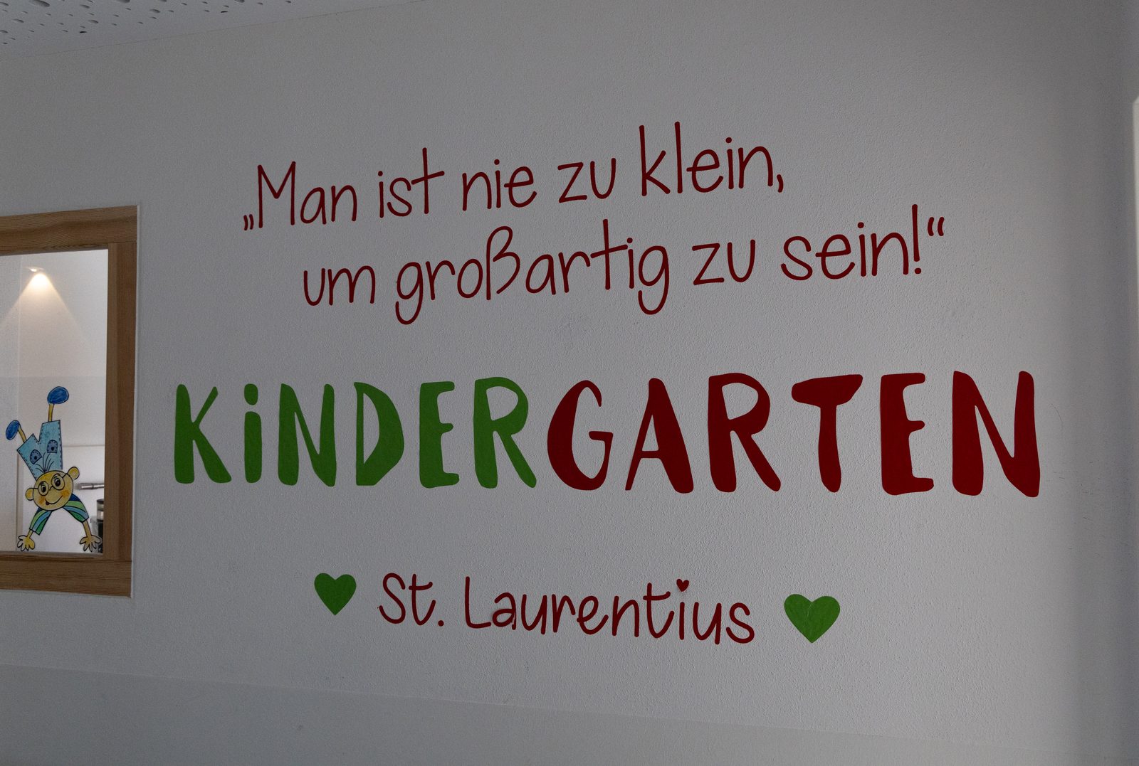 Im Eingang: „Man ist nie zu klein, um großartig zu sein!“